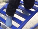 健身器材“咬”住萌娃腳 消防員擴張解救
