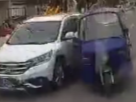 男子開車三心二意 導致三車相撞