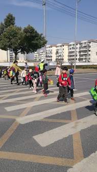 滁州交警為幼兒園學(xué)生春游“保駕護(hù)航”