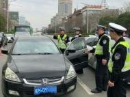 阜阳交警查酒驾  当场查获一男子无证还醉驾