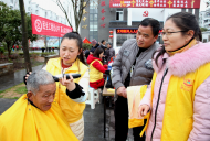 歙县丰乐社区：邻里互助学雷锋 