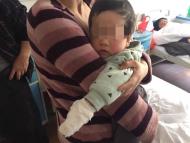 1歲女童手指被門夾傷 安慶民警聯(lián)手緊急護送