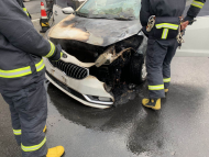 黃山街頭一轎車突然自燃