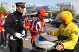 芜湖交警携手中学生开展文明劝导活动