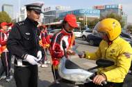 蕪湖交警攜手中學生開展文明勸導活動