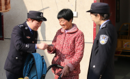 淮南：戶籍女警送證到家暖民心