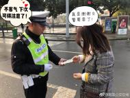 郎溪交警執勤中撿手機 等半小時歸還失主