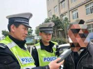 男子酒后“跨级”驾驶小货车 记24分罚款2500元