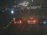算命先生指定路口燒紙避災  女子燒紙遭遇車禍差點把命喪（視頻）