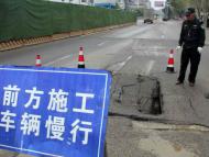 蕪湖一路面出現(xiàn)塌陷 相關部門正在搶修中