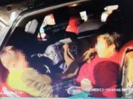  宿州高速交警查获超员车：后备箱塞进两个人