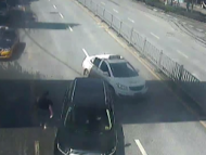 母親懷抱抽搐昏迷女兒路邊求救 消防員工作途中伸援手