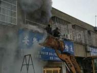 着火了！阜阳交警和群众开着铲车冲了上去