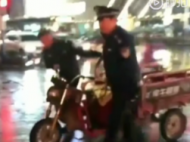 八旬老人尋親迷路 暖心民警推車護送