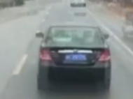 不给执行任务消防车让行  界首一轿车被罚（视频）