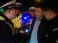 酒司机遇交警查酒驾 弃车而逃谎称“上厕所”