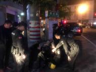 老人意外摔傷 鳳陽民警及時救助 