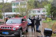 舒城春秋鄉再現民警“托舉哥”