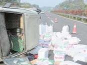 滁新高速阜新段发生小货车侧翻事故  无人员伤亡