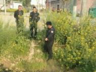 溝中傳來救命聲 輔警拉開200多斤重電車救出落水大爺
