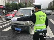 斑馬線前不禮讓行人 滁州7名司機(jī)被現(xiàn)場(chǎng)查處 