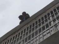“熊孩子”误锁楼顶门  阜阳一祖孙俩被困天台
