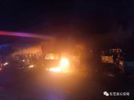 東至：電動(dòng)車行失火  民警聯(lián)合消防奮戰(zhàn)九小時(shí)撲滅