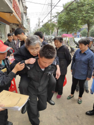 淮南：八旬老人路邊摔傷  民警及時(shí)救助送醫(yī) 
