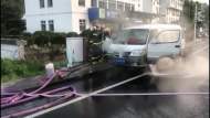 黃山一面包車行駛途中自燃，消防現(xiàn)場撲救