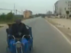 低頭族又出事故：男子騎車玩手機 撞上面包車腿骨折