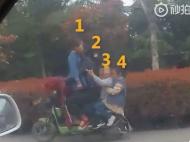 淮北惊现神车技！一辆电瓶车载4人  其中3个是小孩