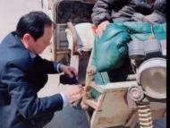 泗县政协副主席给老人穿鞋袜引热议 有人点赞有人质疑