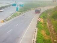 【大皖视频】吓人！大货车高速上跑着跑着车胎掉了俩