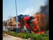 大貨車起火油箱爆炸   亳州民警消防奮力撲救
