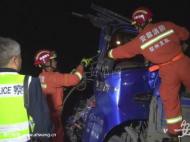 車頭嚴重變形！泗縣一小貨車追尾半掛車致1人被困