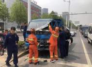 蕪湖：跟車太近追尾 消防交警救出被卡駕駛人