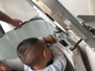 3歲男童被卡洗衣機內 消防員破拆施救