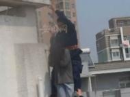 阜阳一女孩因与母亲闹别扭要跳楼 消防员一把抱下