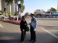 六安交警熱心幫助迷路老人回家