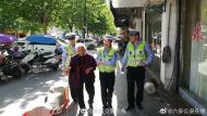五一假期首日，金寨交警暖心救助迷路老人 