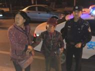 肥東一老人走親戚迷路餓暈路邊 民警及時救助