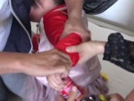 女孩手指卡在牛奶罐口內(nèi) 消防剪切救援