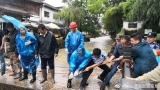 绩溪龙川景区：暴雨摧毁浮桥  警民齐心救险