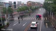 銅陵：電動三輪車闖紅燈撞倒行人 過路女司機(jī)伸援手獲贊 