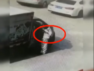 “马大哈”忘关车窗  路过男子“顺手牵羊”盗窃