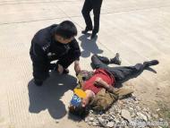 男子突發疾病暈倒  亳州民警全力相助脫險 