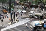 亳州：满载棉被电动车起火 路过洒水车变身救火车