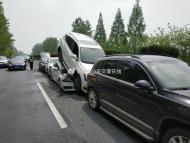 ５月１日，宣城境內高速發生六車追尾事故，其中一輛被夾擊拱起，所幸無人受傷