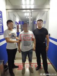 網上逃犯火車站接人  亳州民警將其“接”回派出所 