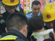 家长别大意！阜南一幼童被卡游乐设施 所幸施救及时